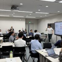 1分間の決戦ピッチで発表する受講者の皆さま